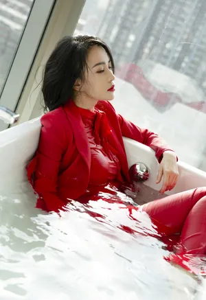 母其弥雅性感炽热红裙写真图片