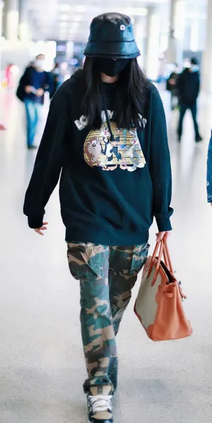 欧阳娜娜潮酷甜美机场照图片