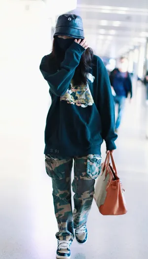 欧阳娜娜潮酷甜美机场照图片_2