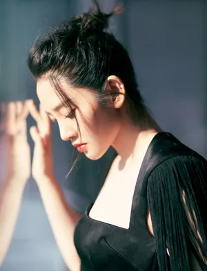 唐艺昕黑色长裙性感写真图片_2