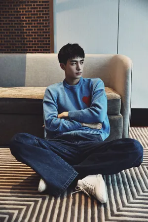 宋威龙蓝色毛衣帅气写真图片_3