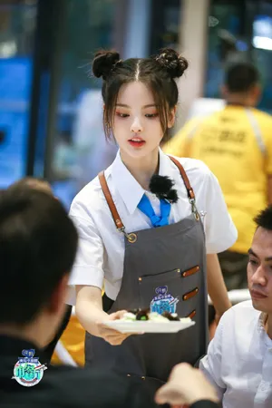 杨超越《中餐厅第四季》第十期剧照图片_7