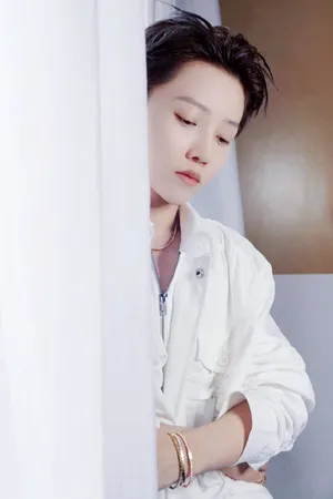 刘雨昕纯白造型时尚写真_1