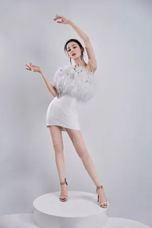 迪丽热巴白色短裙性感写真图片_3