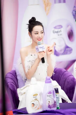 迪丽热巴白色短裙性感写真图片_4