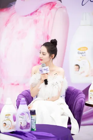 迪丽热巴白色短裙性感写真图片_5