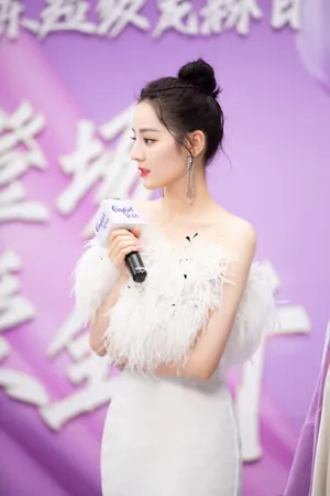 迪丽热巴白色短裙性感写真图片_8