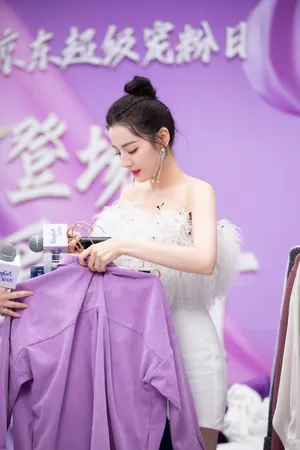 迪丽热巴白色短裙性感写真图片_9