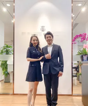 郎朗吉娜甜蜜恩爱活动照图片_2