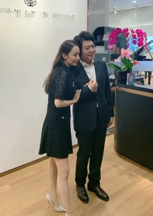 郎朗吉娜甜蜜恩爱活动照图片_3