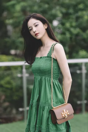 古力娜扎绿色长裙性感写真图片_3
