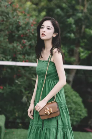 古力娜扎绿色长裙性感写真图片_5