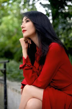 高圆圆红唇红裙明艳性感写真图片