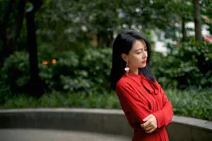 高圆圆红唇红裙明艳性感写真图片_4