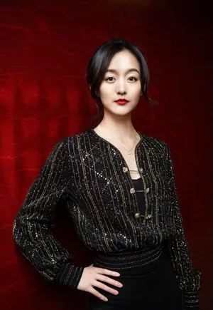何泓姗时尚率性写真图片
