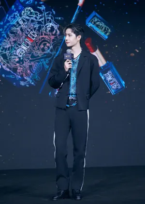 王一博灰白挑染不羁帅气写真图片_7