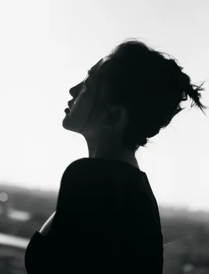 唐艺昕深V黑礼服性感写真图片_3