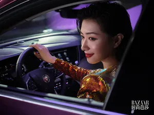 万茜朦胧光影车拍大片写真图片