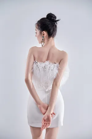 迪丽热巴羽毛短裙性感图片写真_4