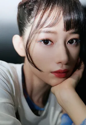 郭晓婷淡蓝眼妆轻甜写真图片_4