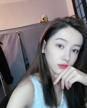 李沐宸性感白裙自拍图片
