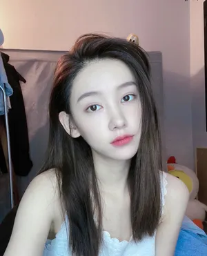李沐宸性感白裙自拍图片