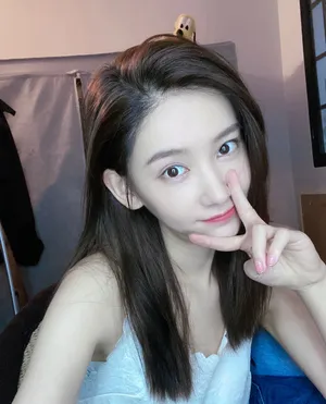 李沐宸性感白裙自拍图片_3