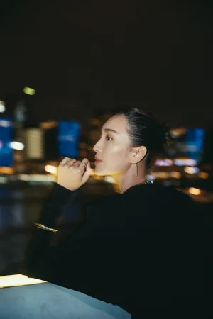 王紫璇V领高开叉长裙性感写真图片_4