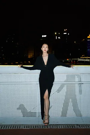王紫璇V领高开叉长裙性感写真图片_5