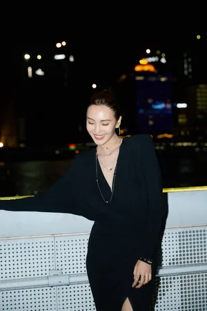 王紫璇V领高开叉长裙性感写真图片_6