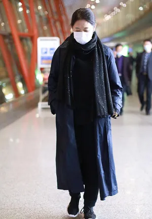倪萍深蓝风衣极简时髦机场照图片_2