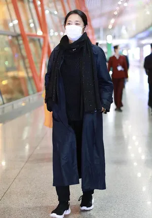 倪萍深蓝风衣极简时髦机场照图片_3