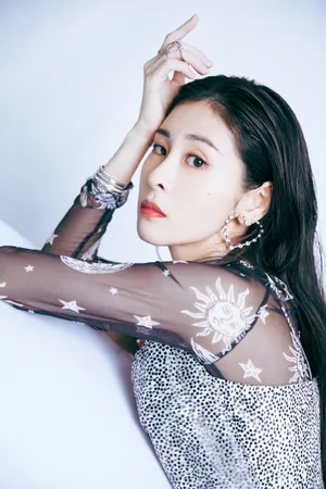 张碧晨波点衫性感靓丽写真图片
