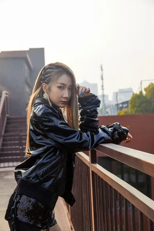乃万黑色夹克格子长靴性感写真图片_8