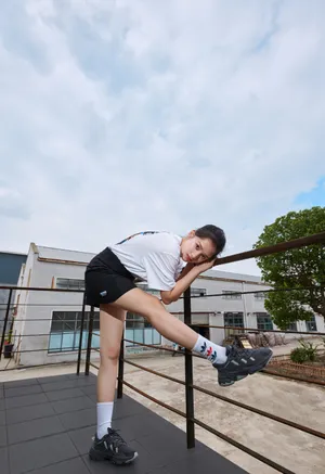 张婧仪运动风甜酷少女图片_2