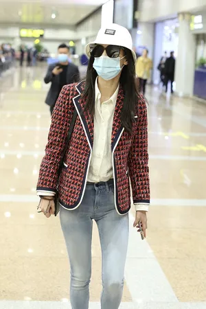 黄圣依复古清爽可人机场照图片_4