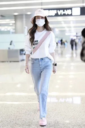 Angelababy粉帽卫衣甜美可爱机场照图片