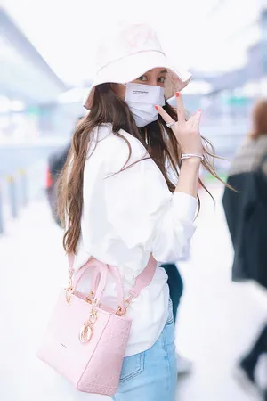 Angelababy粉帽卫衣甜美可爱机场照图片_3