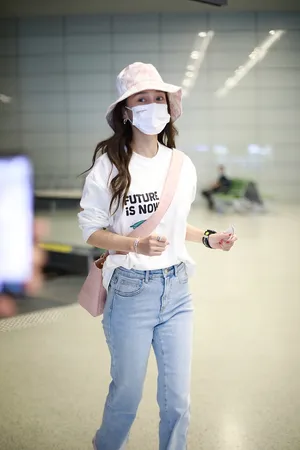 Angelababy粉帽卫衣甜美可爱机场照图片_4