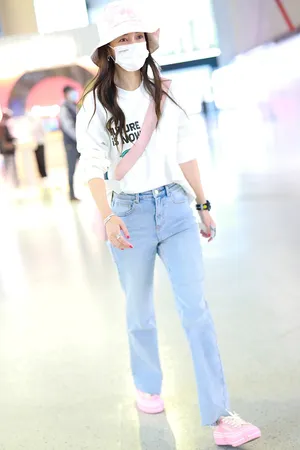 Angelababy粉帽卫衣甜美可爱机场照图片_5
