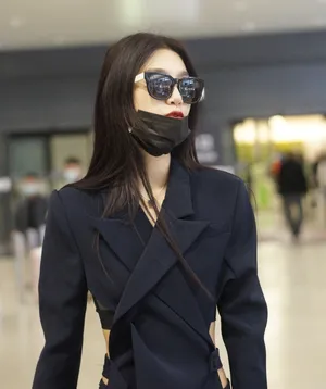 曾可妮黑色西装又美又飒机场照图片