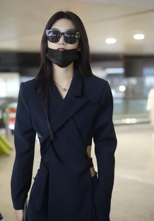 曾可妮黑色西装又美又飒机场照图片_3