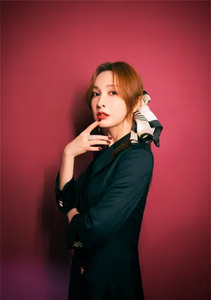 吴昕黑色西装裙飒美写真图片_1