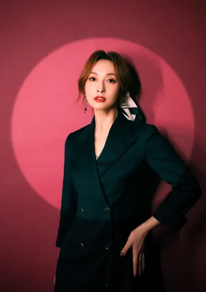 吴昕黑色西装裙飒美写真图片