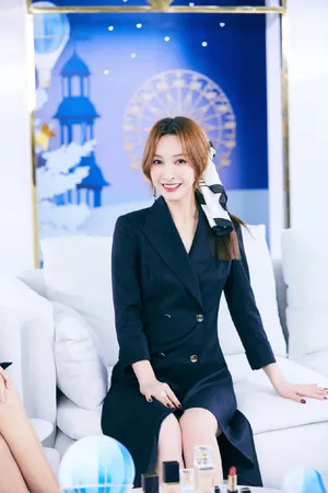 吴昕黑色西装裙飒美写真图片_4