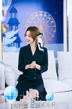 吴昕黑色西装裙飒美写真图片_5