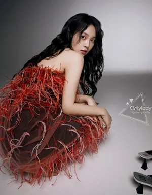 张佳宁性感羽毛裙写真图片