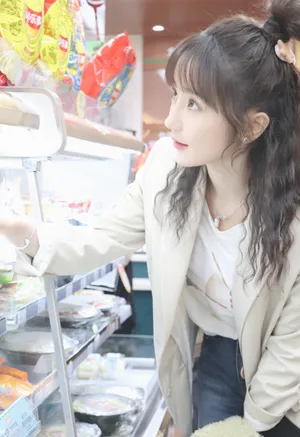 肖燕丸子头西服干练写真图片