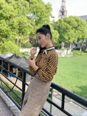 肖燕复古风情高马尾写真图片