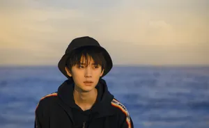 周翊然旅拍照图片